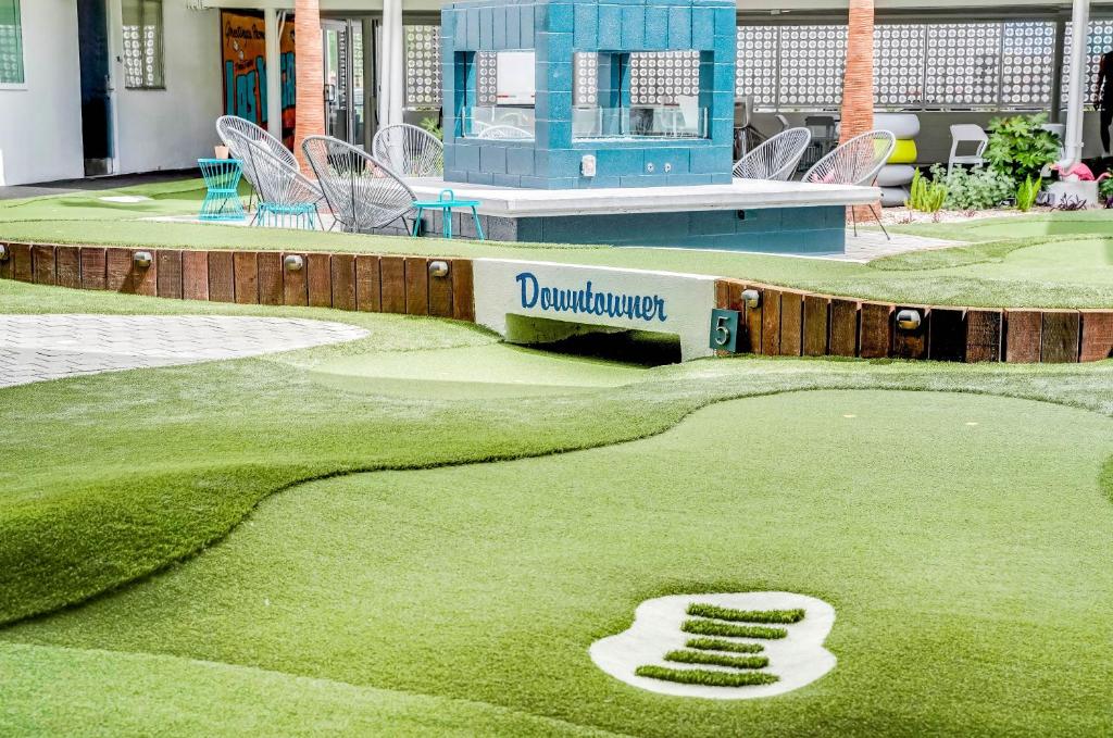 un putting green con un número en el césped en Downtowner Boutique Hotel, en Las Vegas