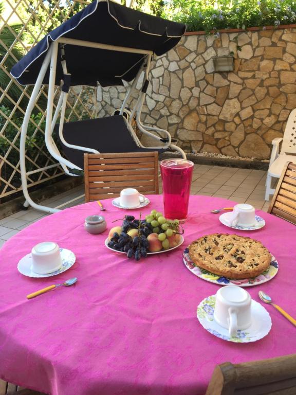 VillagraziaにあるVilletta al Mareのピンクのテーブルクロスと食べ物