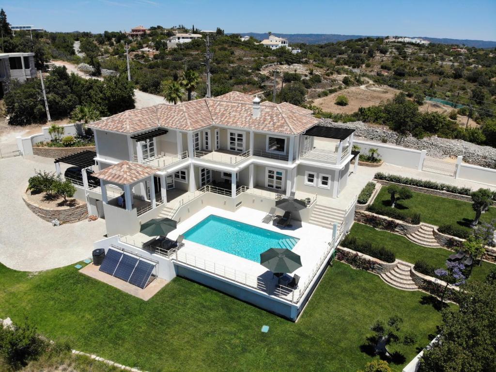 an aerial view of a house with a swimming pool at Mar de Luz in Loulé