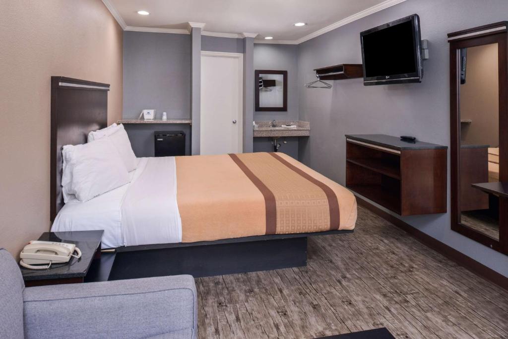 En eller flere senge i et værelse på Laguna Inn and Suites