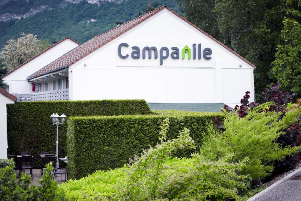 een wit gebouw met een bord dat Campale leest bij Campanile Grenoble Nord - Saint-Egrève in Saint-Égrève