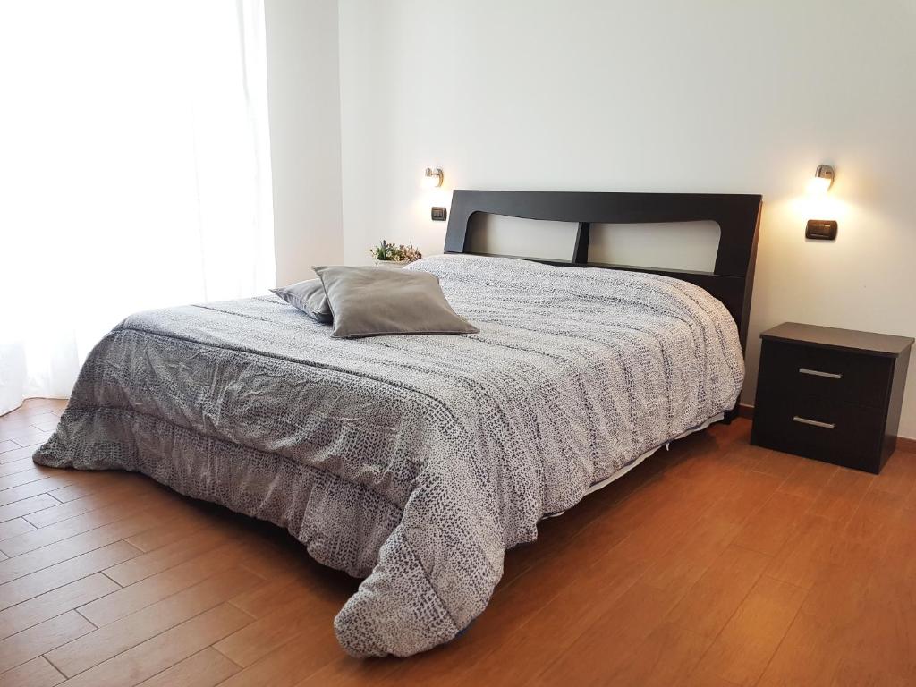 A bed or beds in a room at SeaSide Apartment