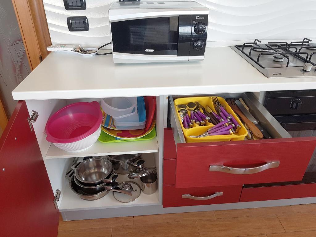 A kitchen or kitchenette at SeaSide Apartment