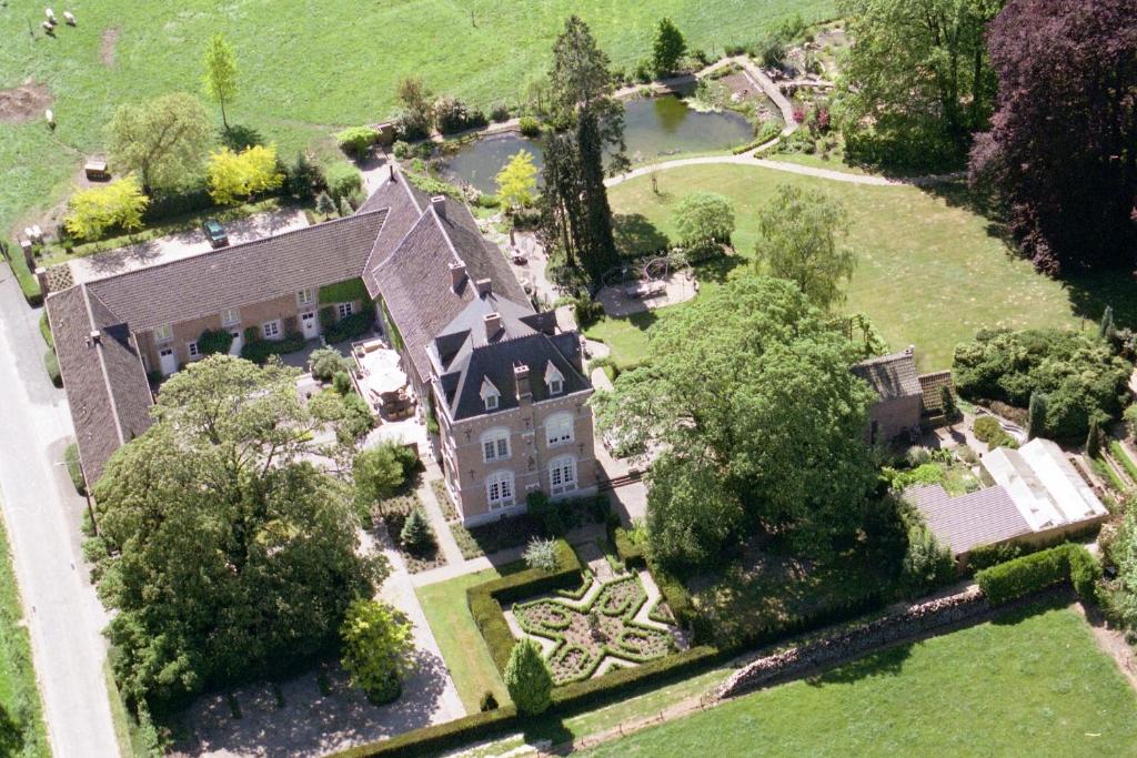uma vista aérea de uma grande casa com um quintal em Vakantie huizen De Heerlijkheid Satenbergh em Heers