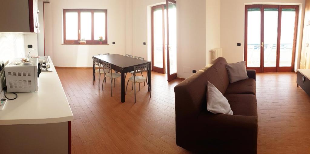 A seating area at SeaSide Apartment