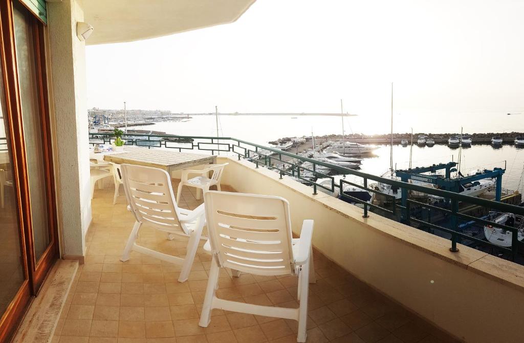 A balcony or terrace at SeaSide Apartment