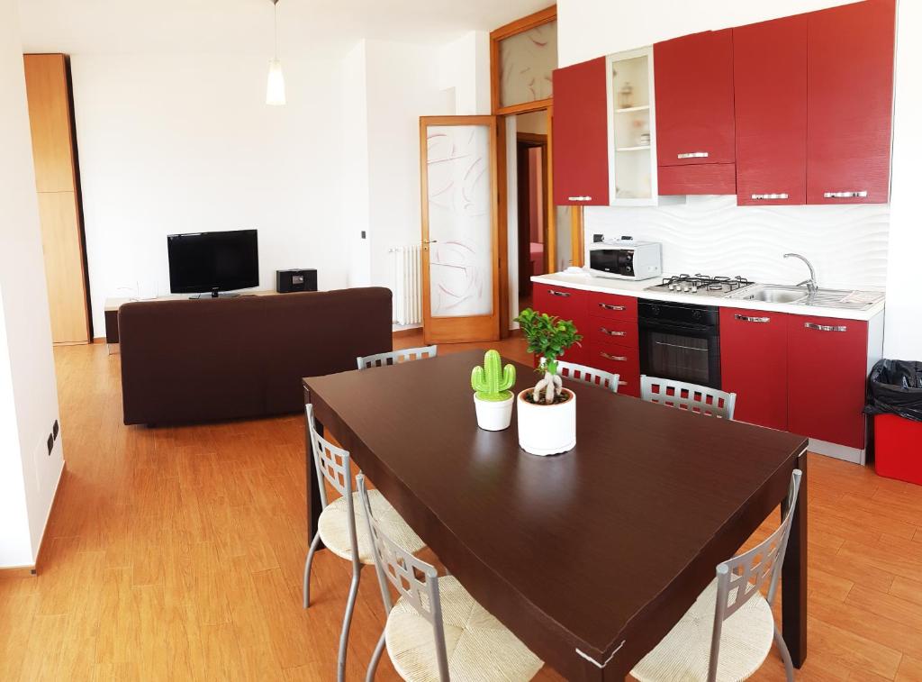 A kitchen or kitchenette at SeaSide Apartment