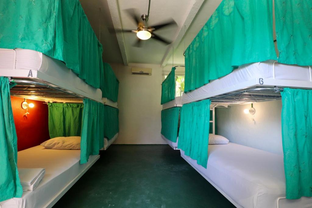 Postel nebo postele na pokoji v ubytování Wabi Hostel