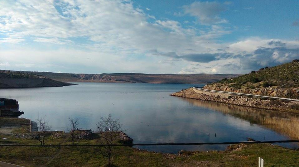 een uitzicht op een grote hoeveelheid water bij Apartman Larus in Starigrad-Paklenica