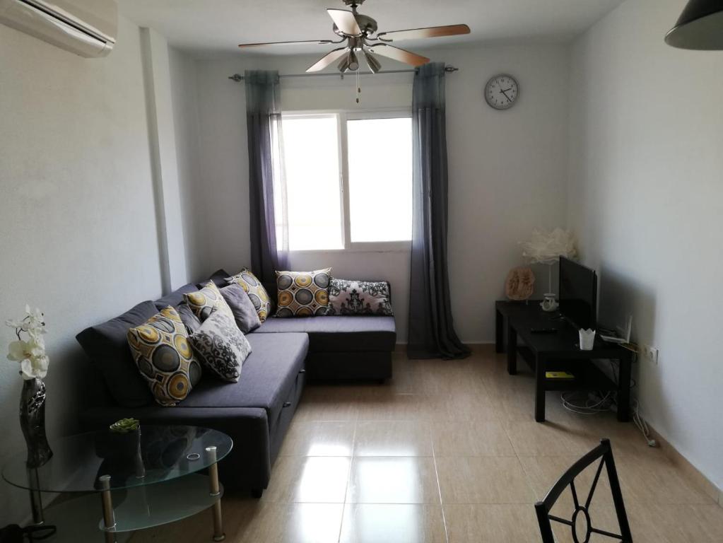 salon z kanapą i oknem w obiekcie Spacious modern apartment in Los Alcazares very close to beach w mieście Los Alcázares