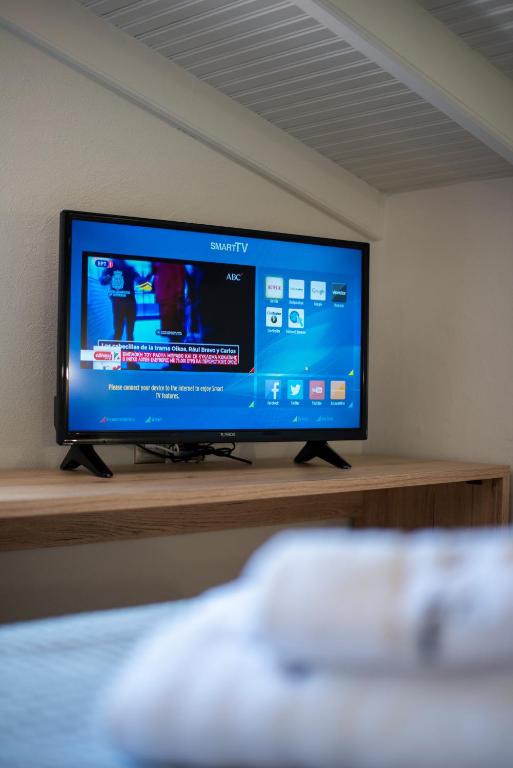Telewizja i/lub zestaw kina domowego w obiekcie Cavas Luxury Apartments