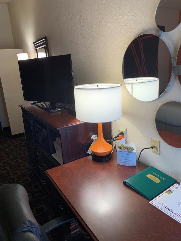 Howard Johnson by Wyndham Oklahoma City OKC Airport, Fairgrounds, I40 - Business Queen Room - Non Fumatori