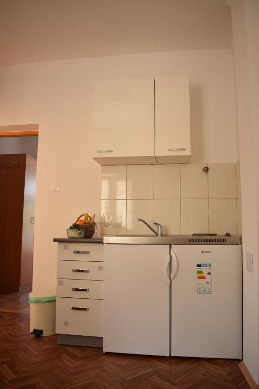 Cuisine ou kitchenette dans l'établissement Mljet Sunset Apartments