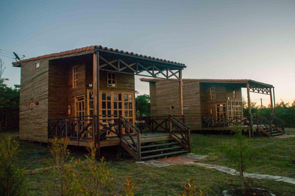 萊瓦鎮的住宿－xuetama，两座小木头建筑,坐在草地上