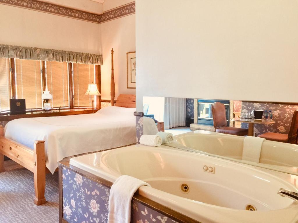 Postel nebo postele na pokoji v ubytování Afton House Inn