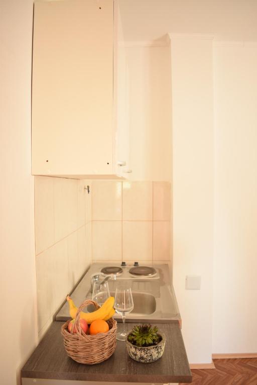 Cuisine ou kitchenette dans l'établissement Mljet Sunset Apartments