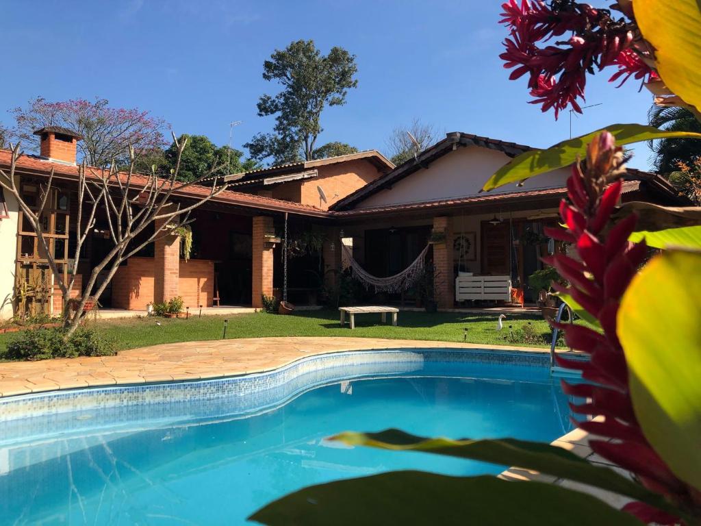 een huis met een zwembad in de tuin bij Refugio de Paz in São Pedro