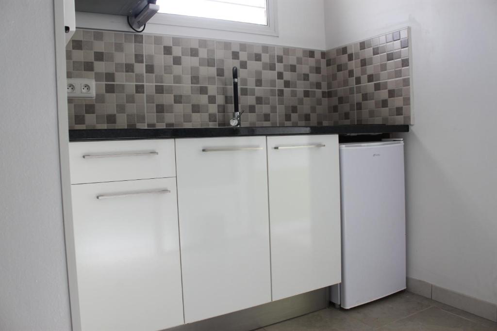 Kuchyň nebo kuchyňský kout v ubytování Résidence B&L Lagon : Bungalow Atoll