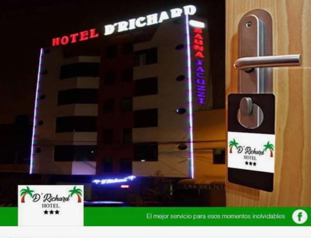 Un modelo de hotel con dos letreros. en D'Richard Hotel, en Lima