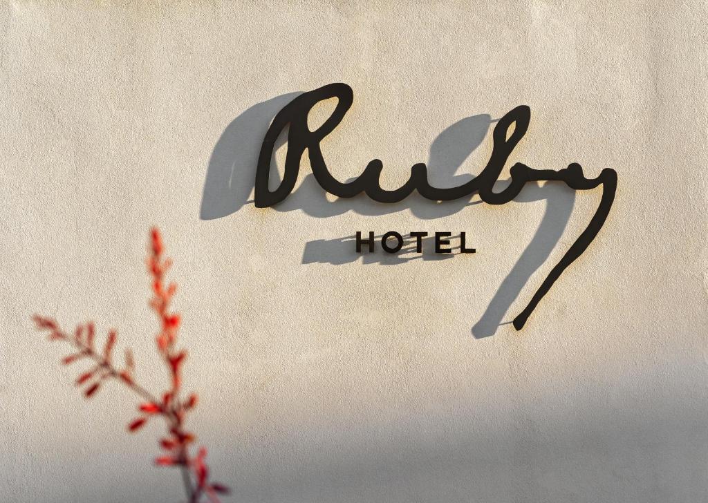 Certificato, attestato, insegna o altro documento esposto da The Ruby Hotel