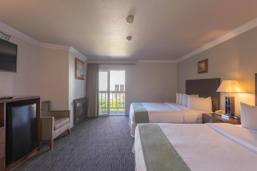 Postel nebo postele na pokoji v ubytování Cannery Row Inn