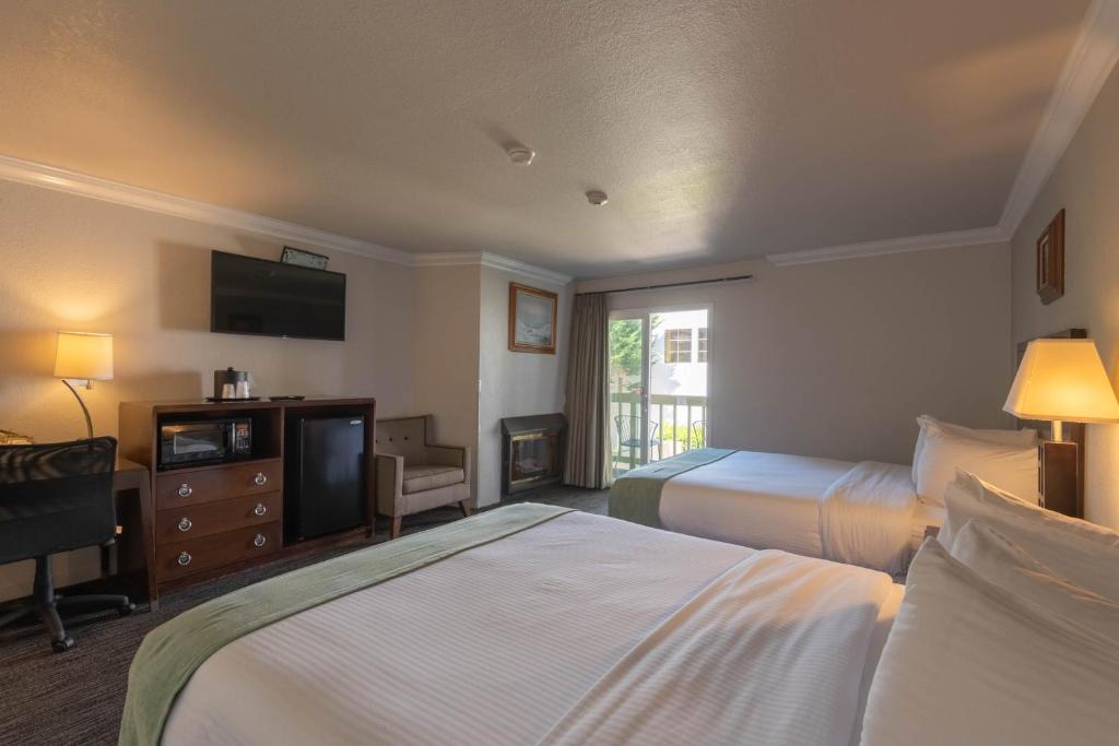 Postel nebo postele na pokoji v ubytování Cannery Row Inn