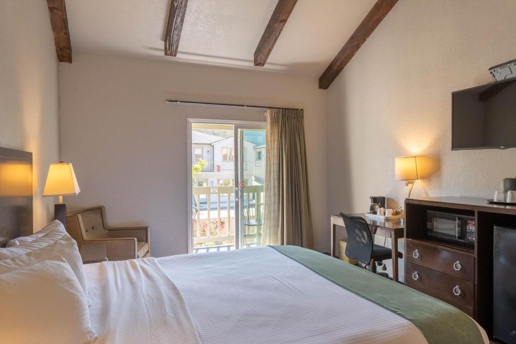 Postel nebo postele na pokoji v ubytování Cannery Row Inn