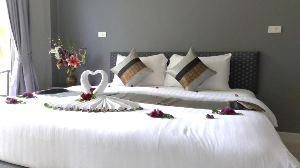 Кровать или кровати в номере MJ Boutique Hotel Khao Lak
