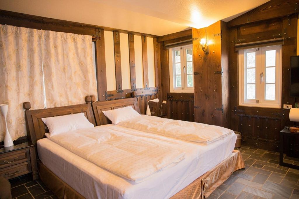Postel nebo postele na pokoji v ubytování Black Forest Manor