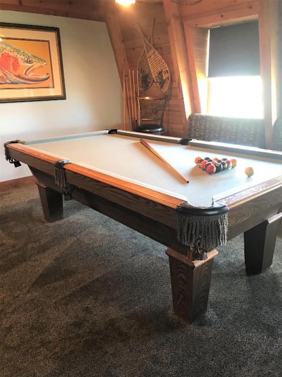 Biliár nebo kulečník v ubytování Drift Lodge