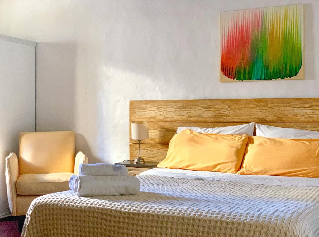 um quarto com uma cama, uma cadeira e um quadro em Loft en Villa Crespo em Buenos Aires