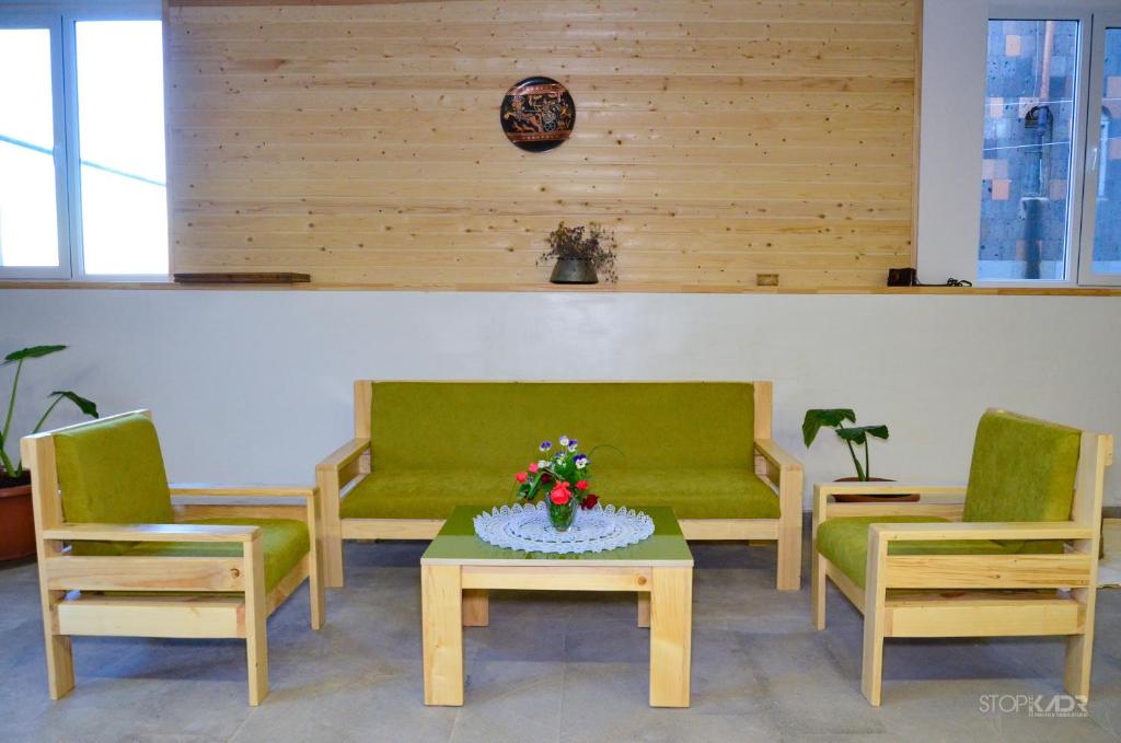 Posezení v ubytování Yeghevnut Hotel