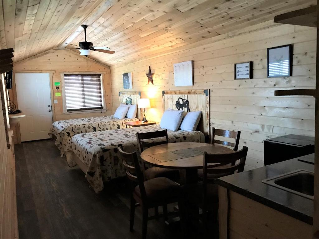 Postel nebo postele na pokoji v ubytování Drift Lodge
