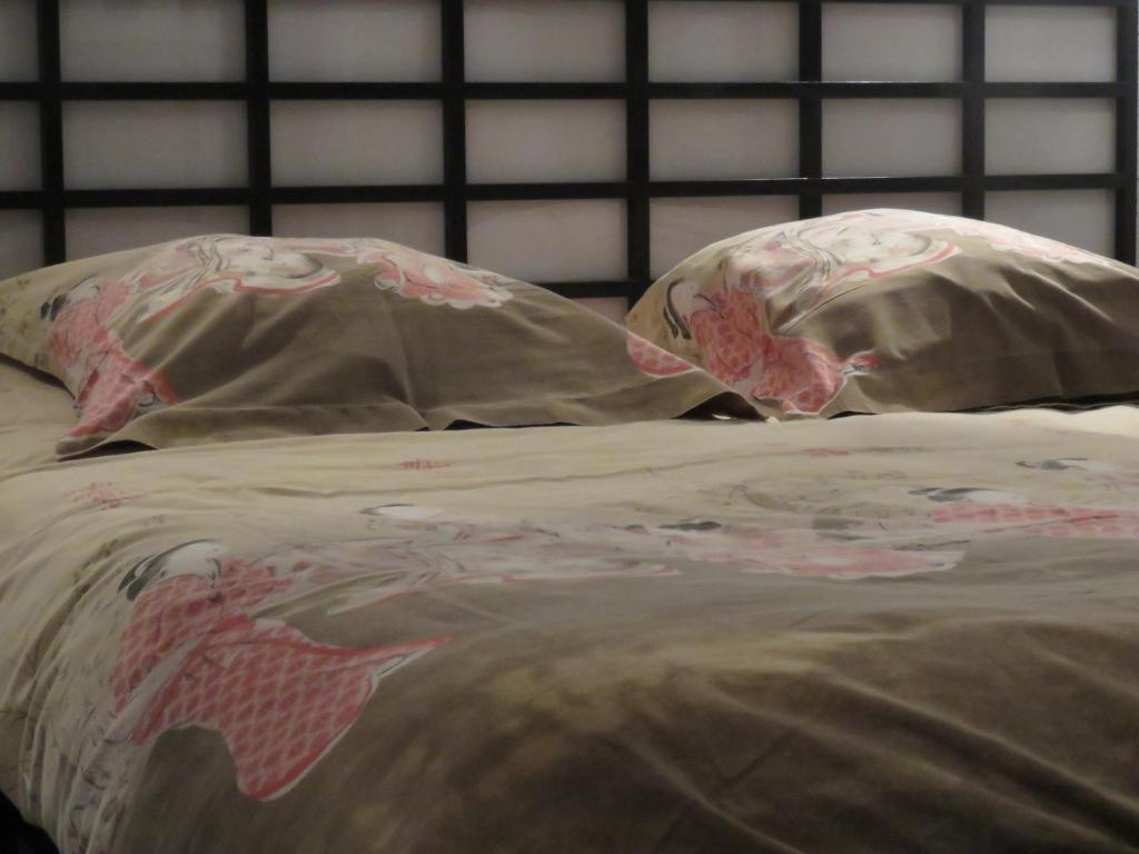 LA CHINOISERIE tesisinde bir odada yatak veya yataklar