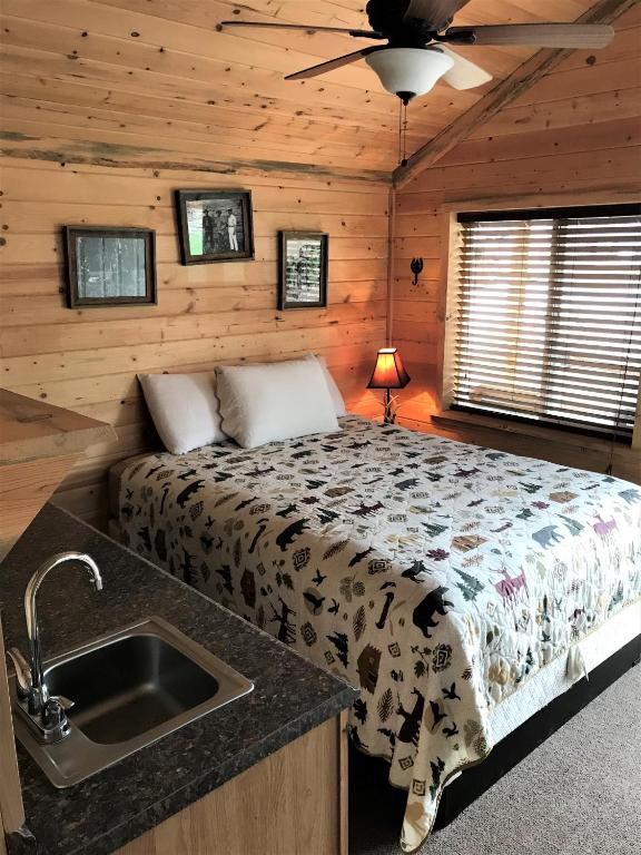 Postel nebo postele na pokoji v ubytování Drift Lodge