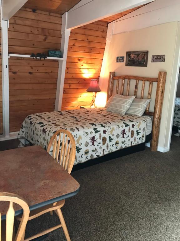 Postel nebo postele na pokoji v ubytování Drift Lodge
