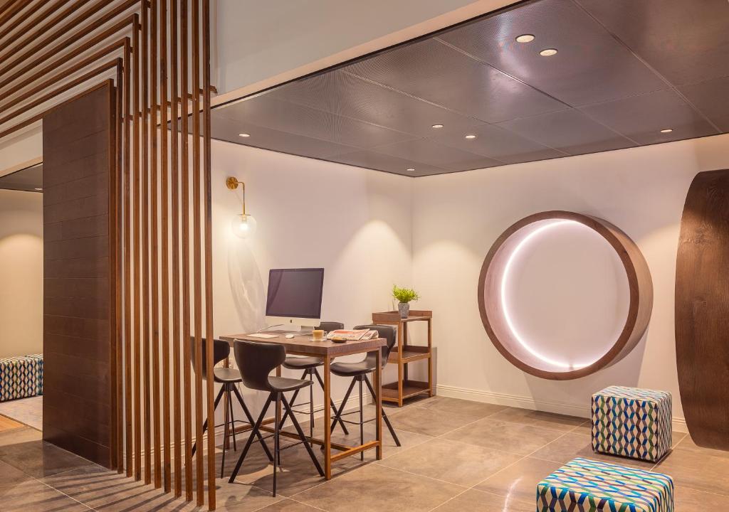 TV a/nebo společenská místnost v ubytování Cassia Hotel Jerusalem