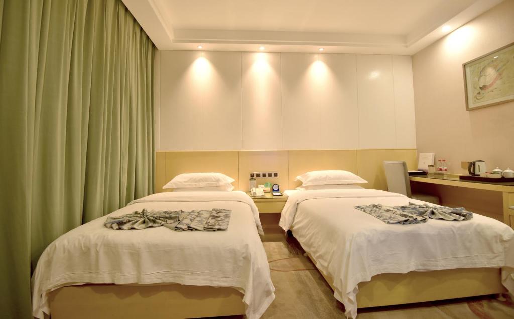 Postel nebo postele na pokoji v ubytování Dunhuang Hotel