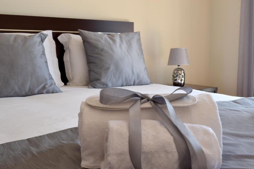 um quarto com uma cama com um cobertor e uma mesa em Apartamento T2 Vista Mar na Nazaré