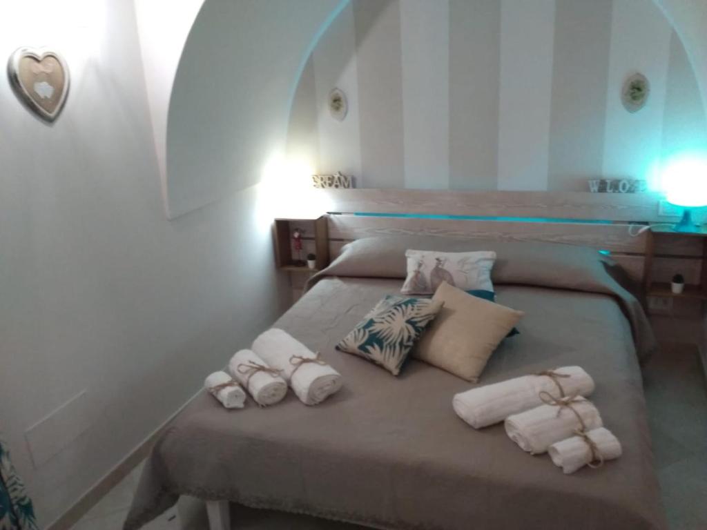 sypialnia z łóżkiem z ręcznikami w obiekcie Le Ninfe del Mare w mieście Polignano a Mare