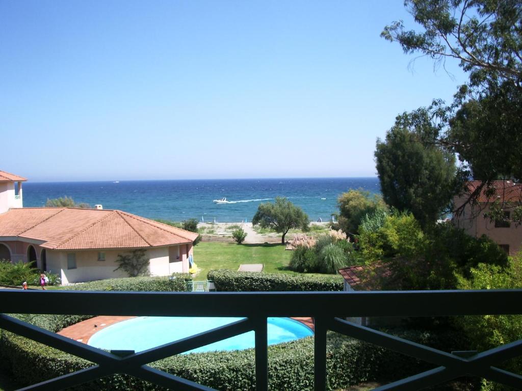 - une vue sur l'océan depuis le balcon d'une maison dans l'établissement Cala di sognu, à San-Nicolao