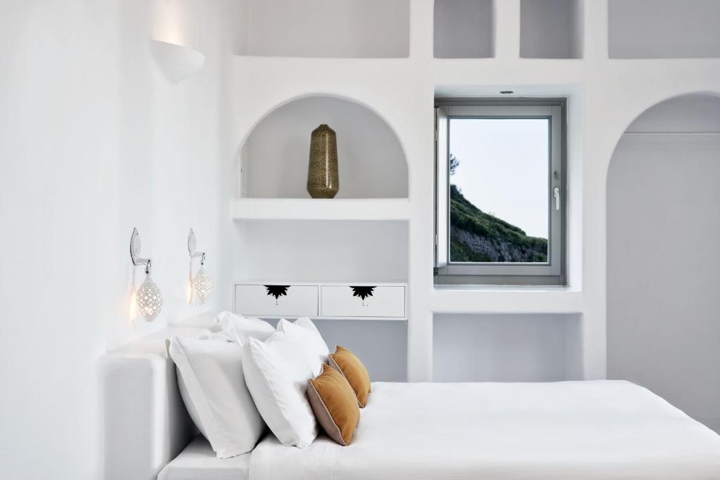 Postel nebo postele na pokoji v ubytování Skyfall Suites - Adults Only