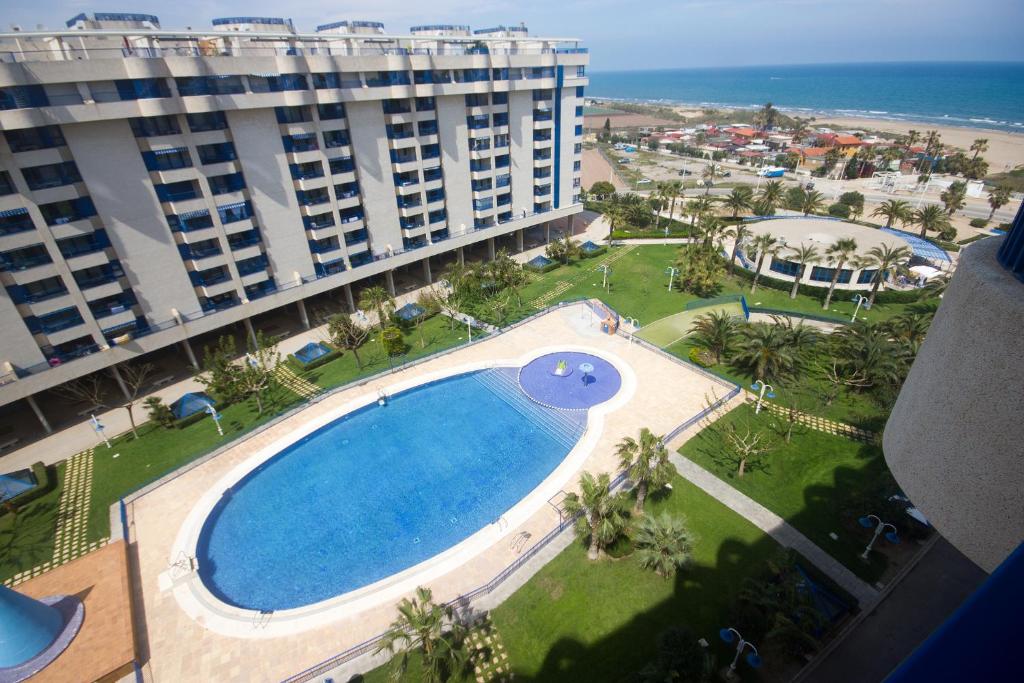 una vista aérea de una piscina frente a un edificio en Patacona Resort Apartments Primera Linea en Valencia