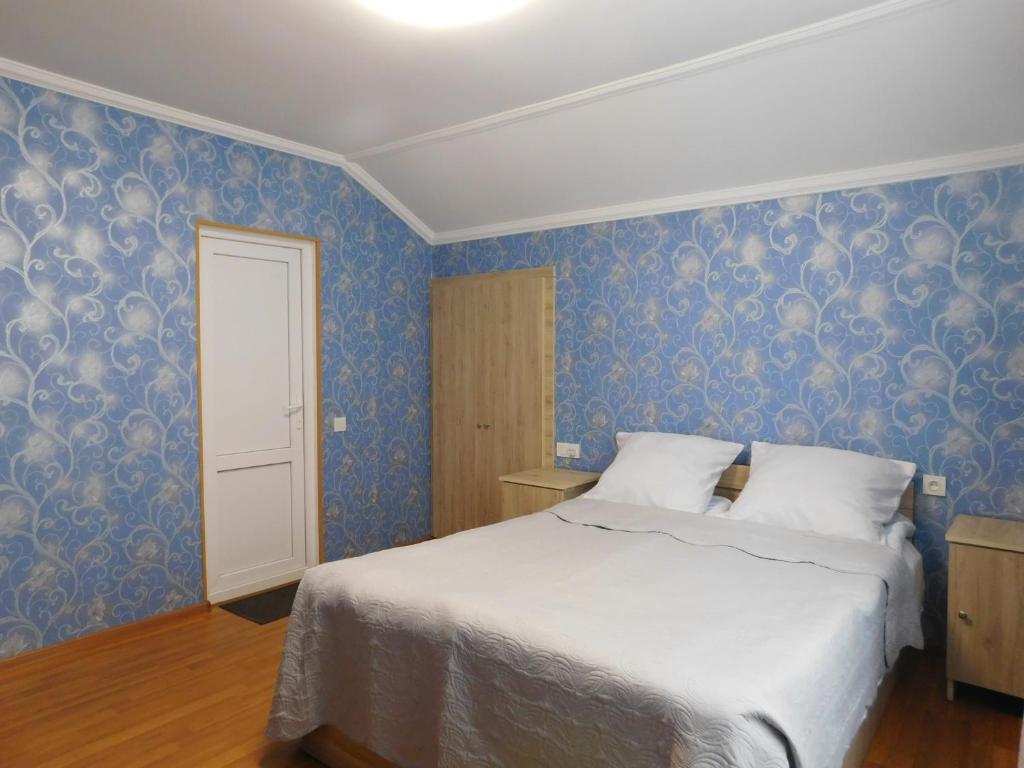 Postel nebo postele na pokoji v ubytování Akaki's Guesthouse
