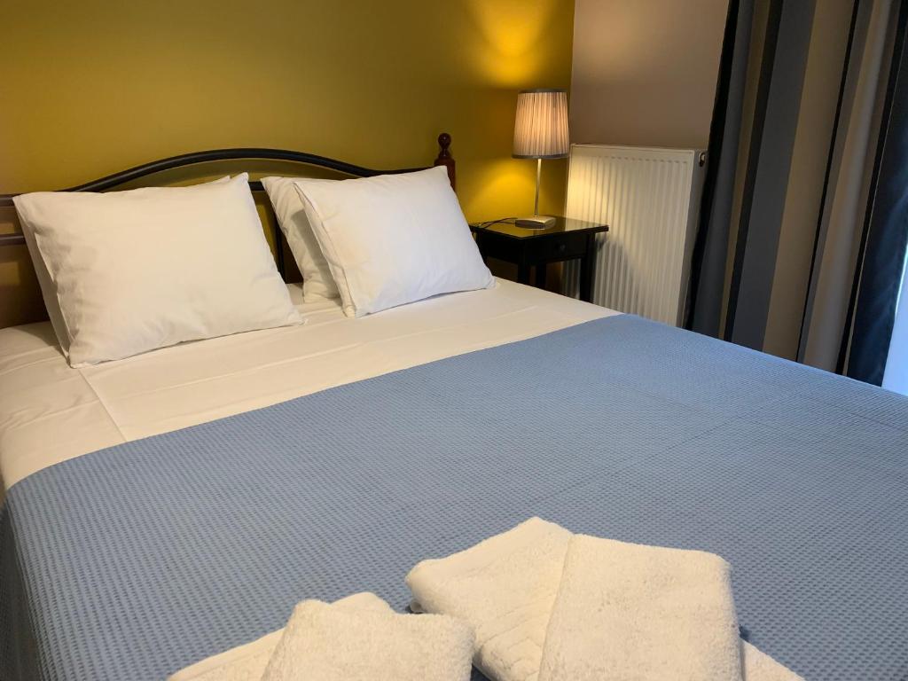 庫基尼坎尼奧的住宿－Christi Apartments A，一间卧室配有一张床,上面有两条毛巾