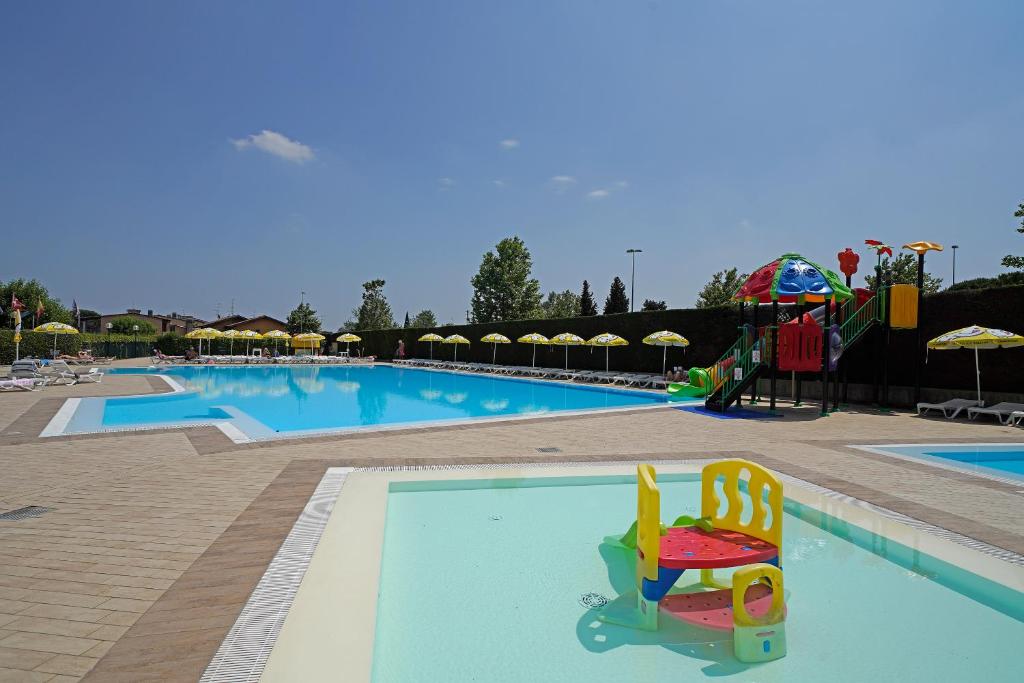 een zwembad met een speeltje in het midden bij Residence Villaggio Tiglio in Sirmione