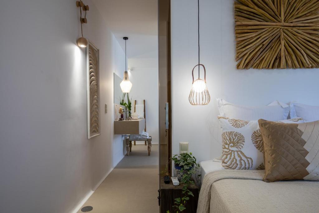 Postel nebo postele na pokoji v ubytování Athina Studios and Suites Plaka