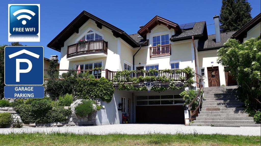 ein Haus mit einem Garagenparkschild davor in der Unterkunft Ferienwohnung nahe Fuschlsee, Hof bei Salzburg in Hof bei Salzburg