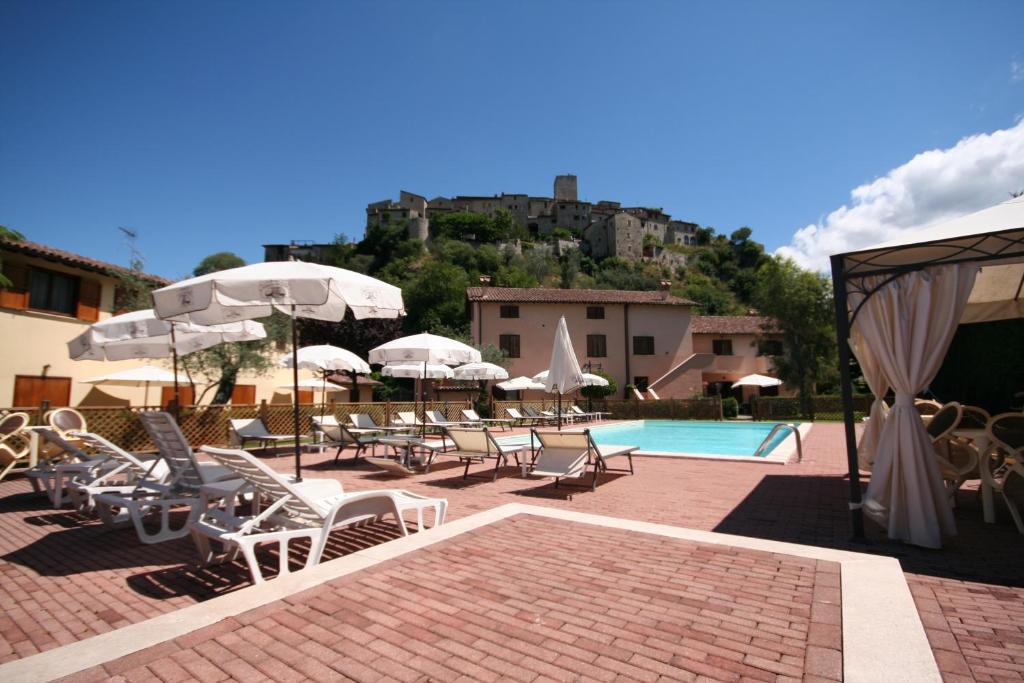 una piscina con un montón de sillas y sombrillas en Case Vacanza Fiocchi, en Arrone