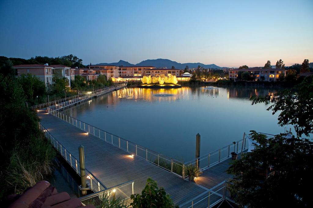 een grote hoeveelheid water 's nachts met verlichting bij Goélia Mandelieu Riviera Resort in Mandelieu-la-Napoule